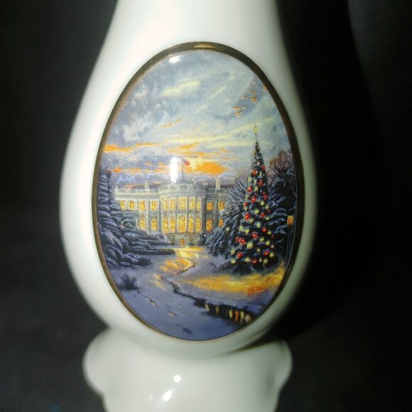 Thomas Kinkade The Lights Of Liberty Vase By Avon China Christmas Scene - Picture 2 of 7
